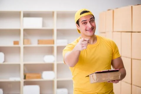 Man working in postal parcel delivery service office Foto stock