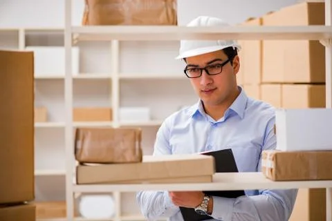 Man working in postal parcel delivery service office Foto stock