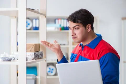 Man working in the postal warehouse Fotos Stock