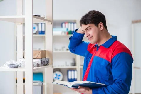 Man working in the postal warehouse Fotos Stock