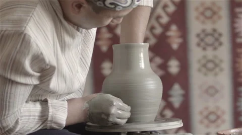 Man working on pottery wheel, shaping a clay pot Vidéo 68121477