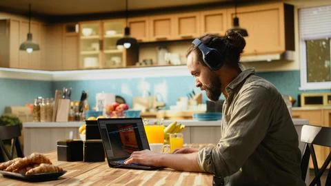 Man working remote as game developer to design interactive gaming software Foto stock