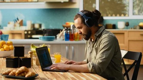 Man working remote as game developer to design interactive gaming software Foto stock