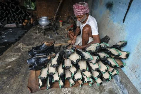 A man working in a shoe workshop Stock-Fotos