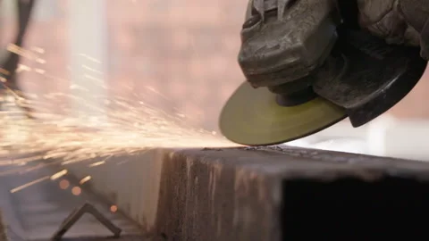 Man working steel pipe with grinder disc. Spark Vídeos de archivo 257570653
