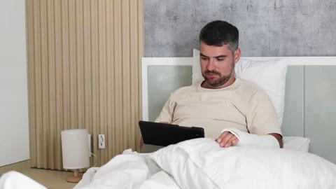 Man working on tablet with broken arm. Video stock 292214064