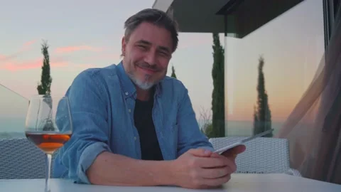 Man working with tablet at home office on balcony Vidéo 150188796