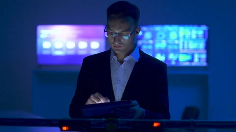 The man working with a tablet in the modern room Vídeos de archivo 100370845