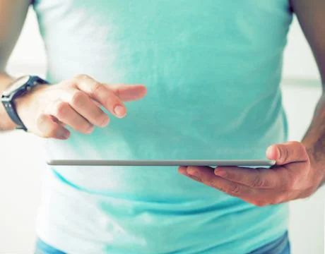 Man working with tablet pc Fotos de archivo