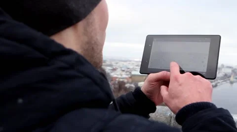 Man working on a tablet in the winter Stockbeeldmateriaal 59909988