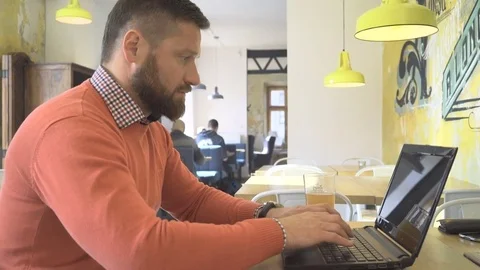 Man working, typing on laptop computer, profile, cafe, steadicam 库存影片 73266256