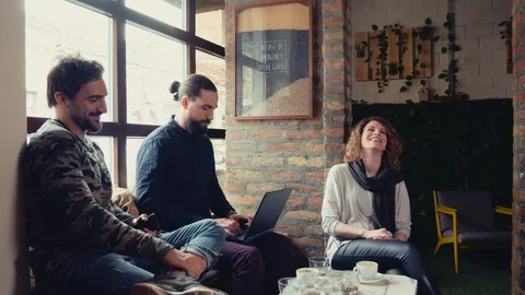 Man working while his friends having fun in cafeteria 스톡 동영상 95907976