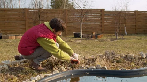 Man working in the yard Video stock 128790175