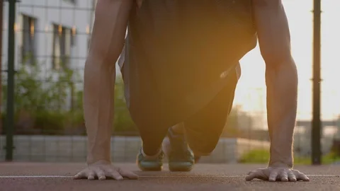 Man workout doing pushup at urban basketball court Vídeos de archivo 97623509