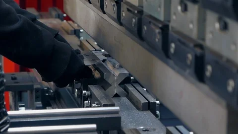 The man works behind the machine Видео 128445071