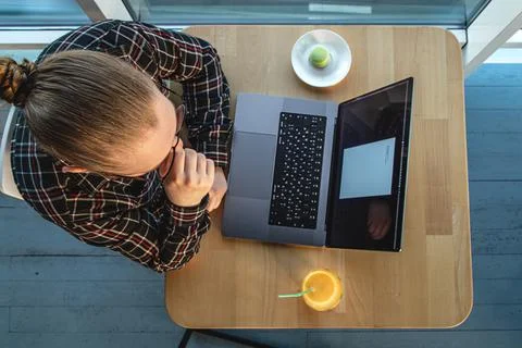 A man works at a computer, top view. Foto stock