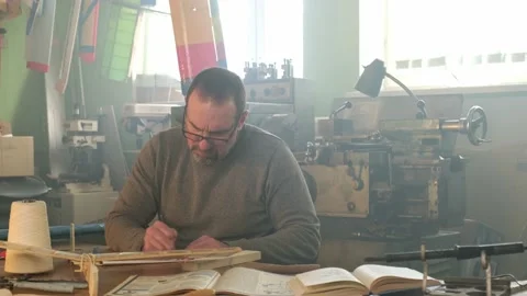 A man works in a woodworking workshop Vidéo 171012535