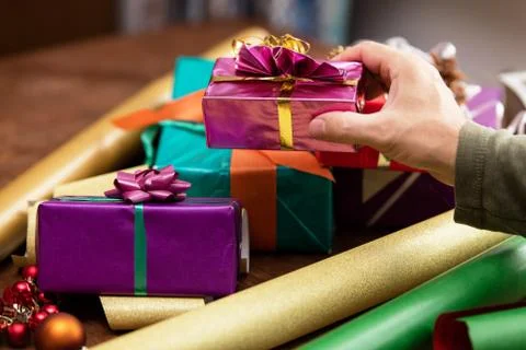 Man is wrapping a gift 库存照片