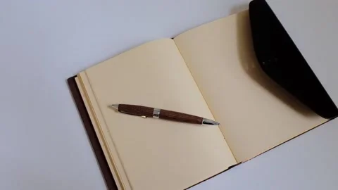Man writes to-do list in a note book 스톡 동영상 95433147