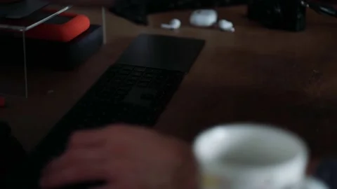 Man writes on the keyboard and scrolls at the trackpad 库存影片 139823137