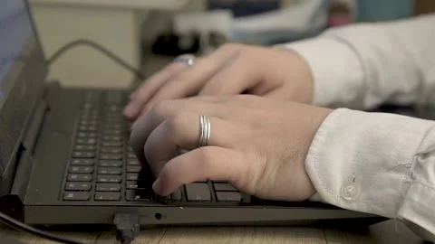 Man writes on keyboard Vídeo Stock 153029529