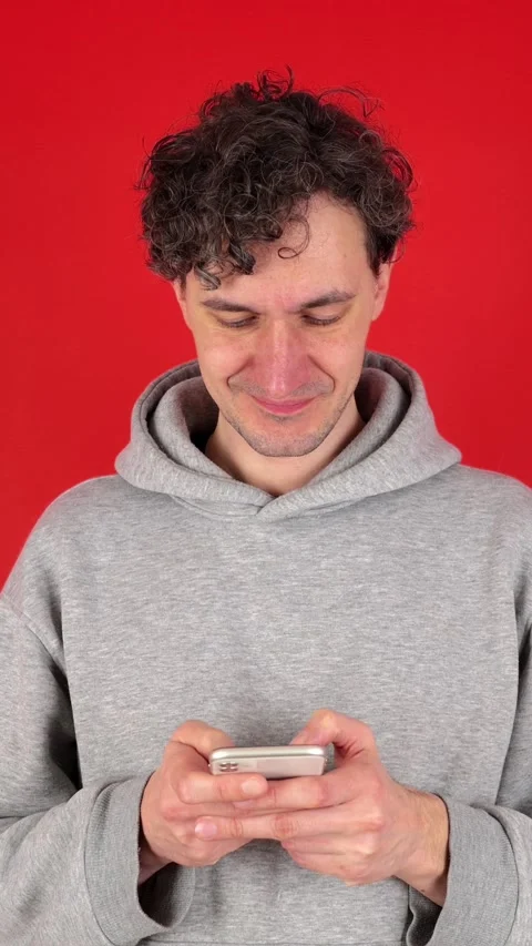 Man writes text message, comments on mobile phone, texts in messengers 動画素材 304761589