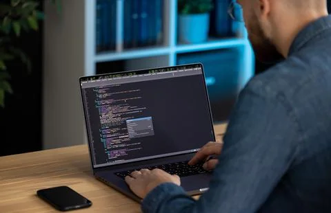 Man writing code 库存照片