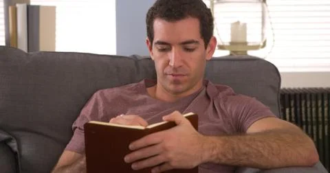 Man writing down thoughts in journal Foto stock