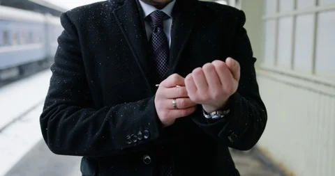 Man writing on his hand Stock-Footage 86512692