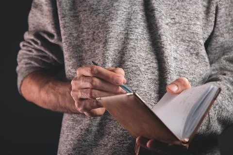 Man writing in a notepad. Foto stock