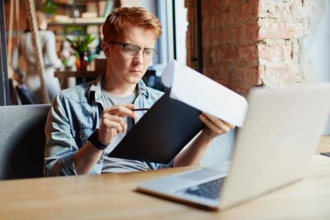 Man writing in the notes he made earlier. Foto stock