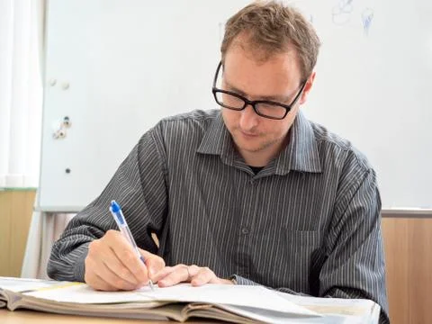 A man writing up paperwork at work. Foto stock