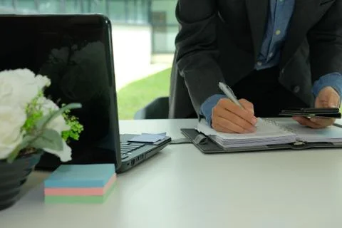 Man writing reminder schedule note on notebook. businessman working organizin 스톡 사진