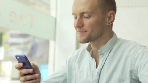 Man writng message on mobile phone Video stock 79051793