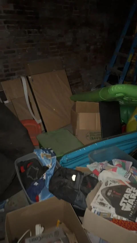 Man Yells At Barking Dog While Apologizing to Hissing Possum, Kansas City, Misso 库存影片 331582517