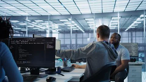 Manager admonishing programmer after making error in data center Foto stock