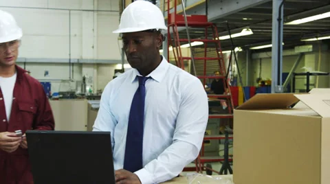 Manager and Foreman in a factory 스톡 동영상 32932898