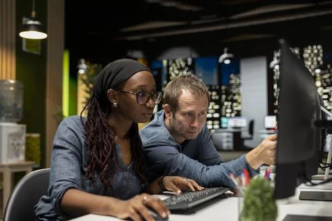 Manager and intern cooperating in AI focused startup Foto stock