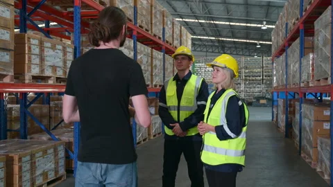 Manager and worker in an auto parts warehouse, Stock Footage 255267015