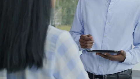 Manager asking teammate for advice Vidéo 125708499