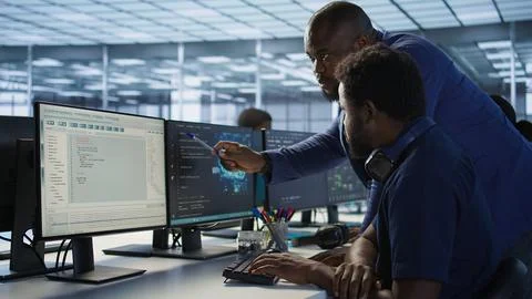 Manager assisting data center engineer in solving tasks Foto stock