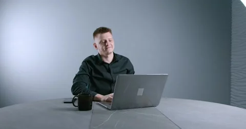 The manager is dancing in his workplace Video stock 137670438