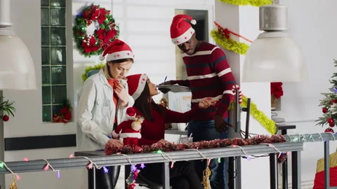 Manager delegating tasks in xmas office Video stock 251067884