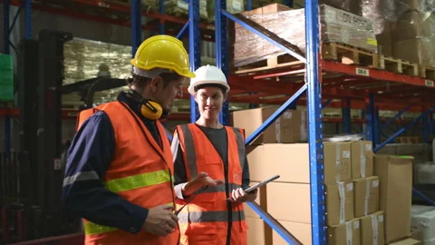 The Manager delivers the report to the foreman and jointly inspects the goods 스톡 동영상 255226943