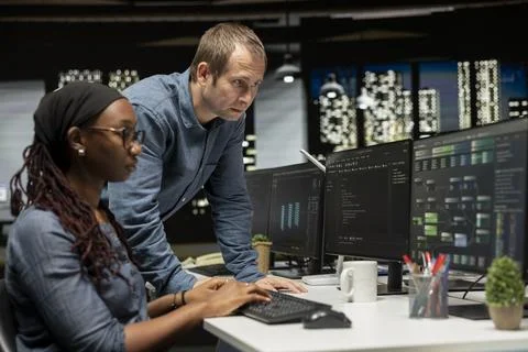 Manager discussing with tech startup admin coding AI algorithms Stockfoto's
