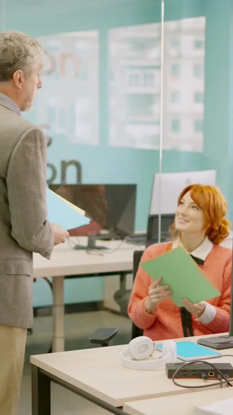 Manager distributes files to a team in coworking space Vídeo Stock 267550438