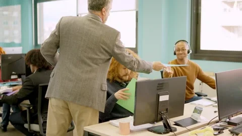 Manager distributes files to a team in coworking space Vídeo Stock 270408622