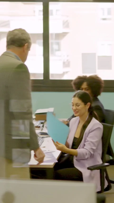 Manager distributes files to a worker in coworking space Vídeo Stock 272288347