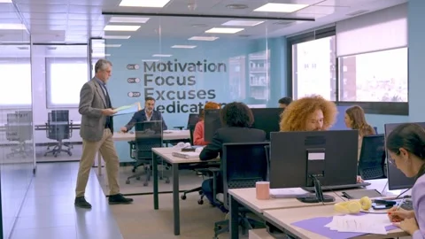 Manager distributing tasks in an office with motivational glass wall. Vídeo Stock 271224721