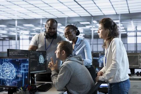 Manager doing team meeting with data center technicians, delegating tasks Foto stock